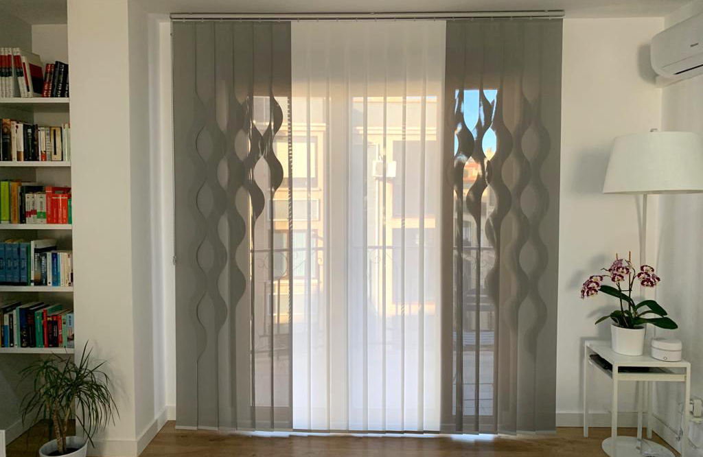 Cortinajes Lores, cortinas verticales con diseños únicos en Torreblanca. Cortina vertical con diseño gris y blanco.